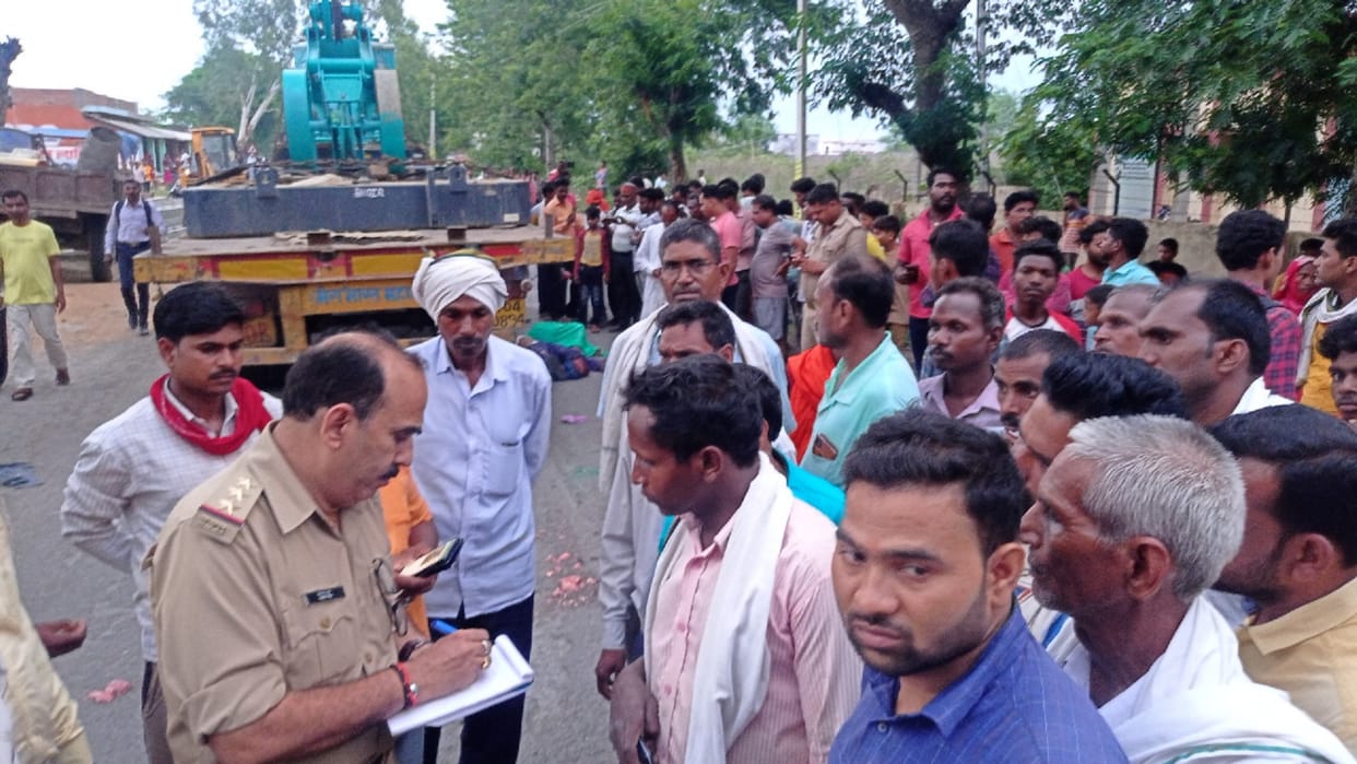 Sonebhadra Three including mother and son died due to Taylor's grip one seriously injured