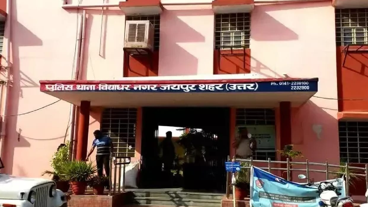 young man was called outside office and stabbed him in the stomach in Jaipur