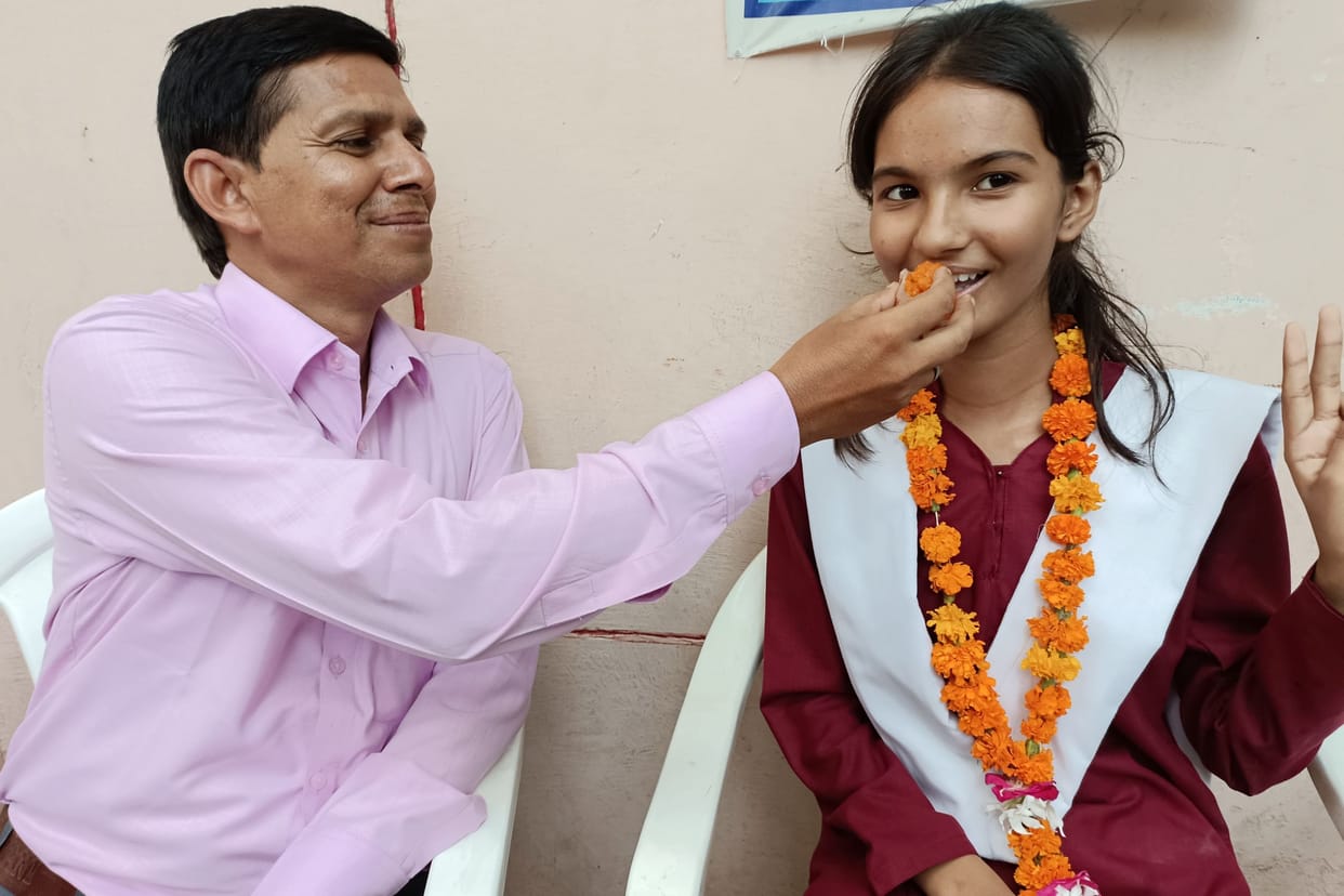 Fatehpur: Teacher couple's daughter Komal became district topper