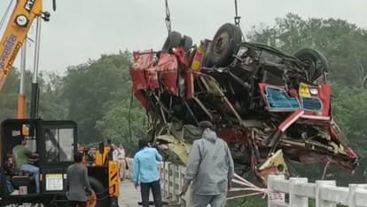 MP Accident News Today: Bus Full Of Passengers Fell Into Narmada River In Khalghat Of Dhar District News in Hindi