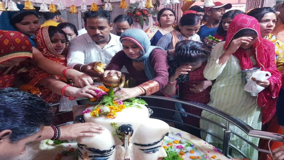 Sawan Somwar 2022: devotees gathered for jalabhishek of lord shiva in agra