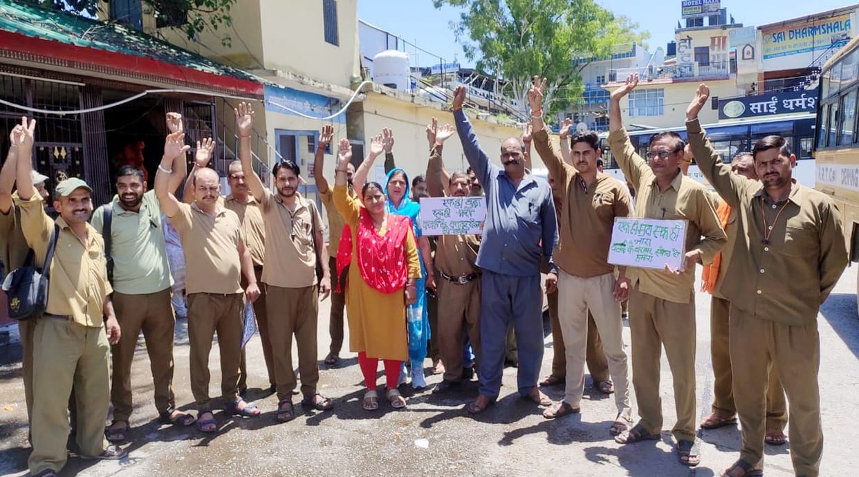 Operators demonstrated against pay discrepancies