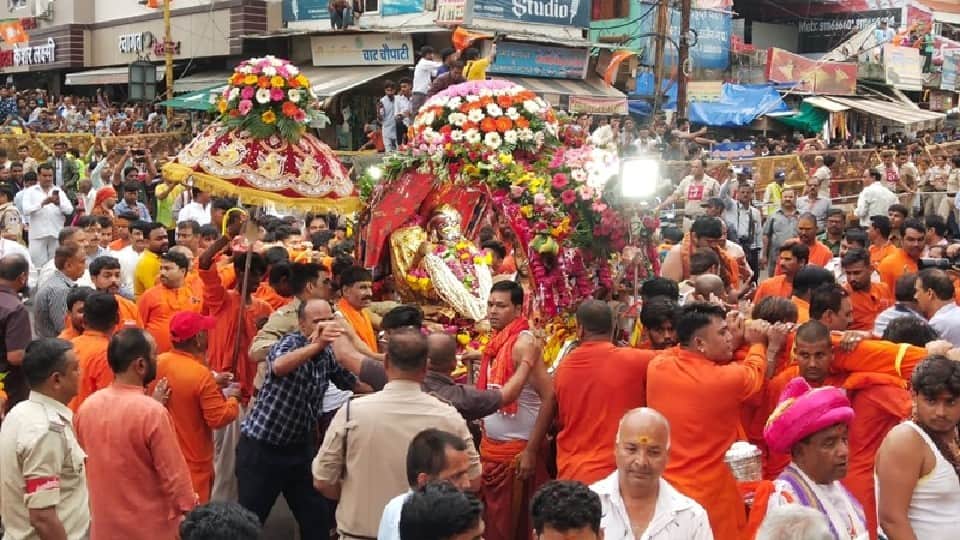 Ujjain Mahakal Sawari: After two years, King Mahakal came out of the traditional route, welcomed with flowers everywhere