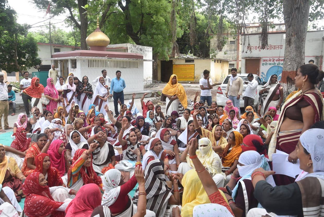 In Etawah, Asha demonstrated for many demands including honorarium, regularization
