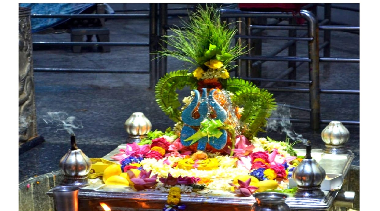 Sawan Somwar 2022: Har Har Mahadev's cheers echoed in the pagodas, huge crowds of devotees gathered in Temples