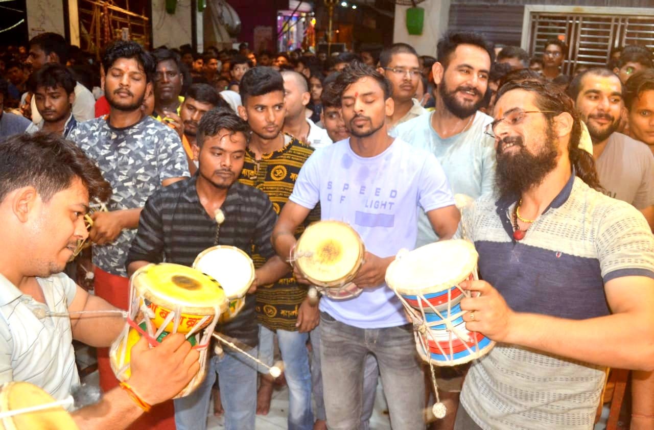 Sawan Somwar 2022: Har Har Mahadev's cheers echoed in the pagodas, huge crowds of devotees gathered in Temples