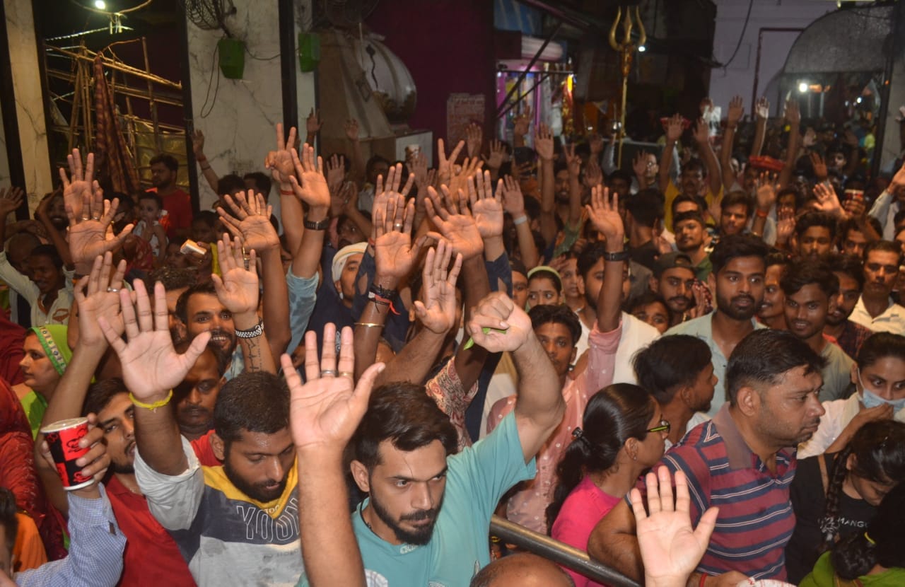 Sawan Somwar 2022: Har Har Mahadev's cheers echoed in the pagodas, huge crowds of devotees gathered in Temples