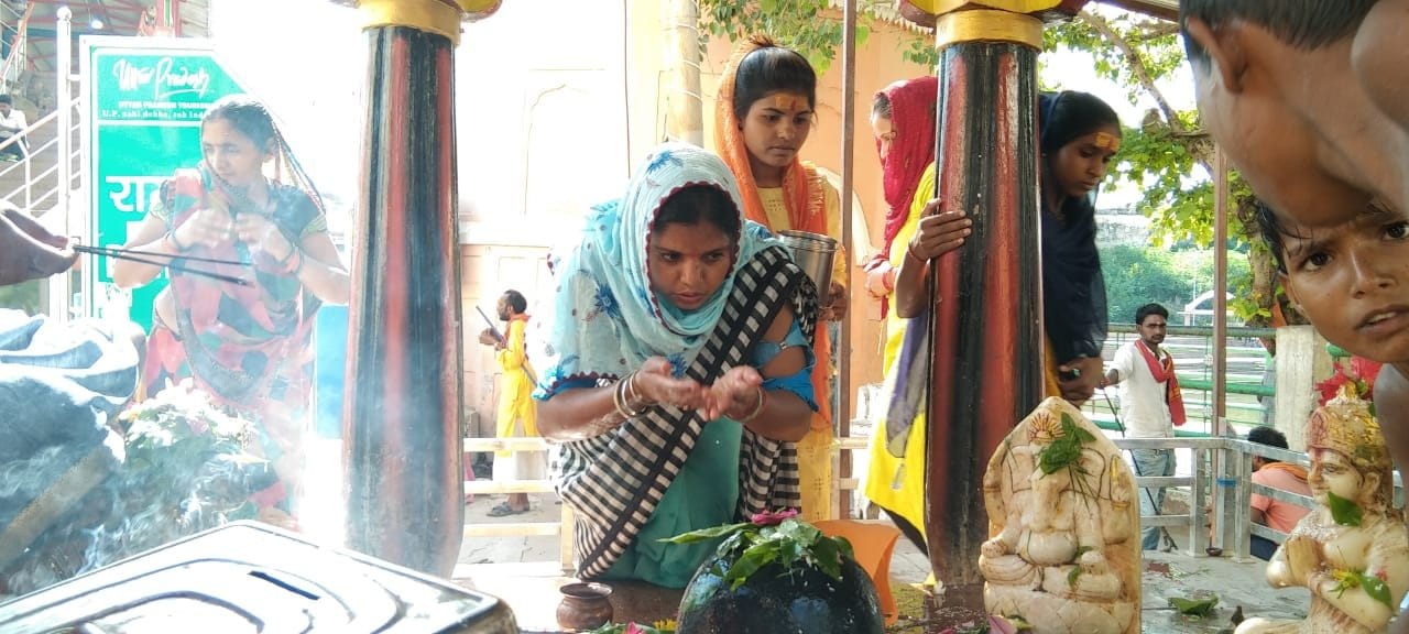 Sawan Somwar 2022: Har Har Mahadev's cheers echoed in the pagodas, huge crowds of devotees gathered in Temples