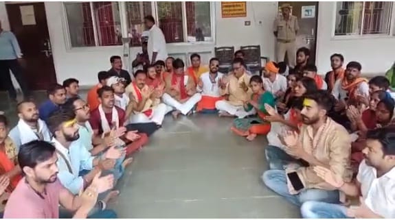 Kannauj uproar, Hindu organizations recited Hanuman Chalisa, accused of wrongly sending activists to jail
