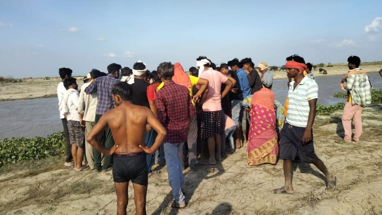 Kanpur News, Three friends who went to bathe in the Ganges river drowned, divers saved two