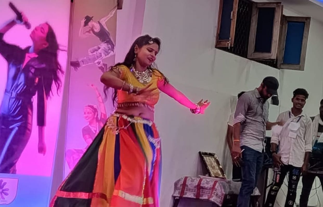 Fatehpur: Children showed talent in dance and singing program