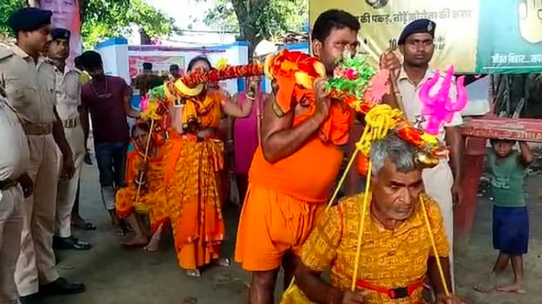 Kanwar Yatra 2022: bihar man take parents to Kanwar yatra to deoghar babadham from jehanabad in sawan shravani mela
