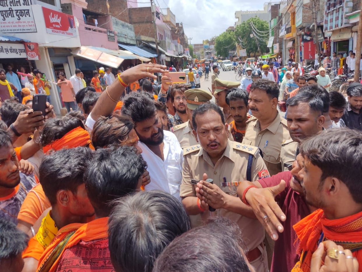 Ruckus of Kanwariyas, beat up salesman by jamming, sabotage