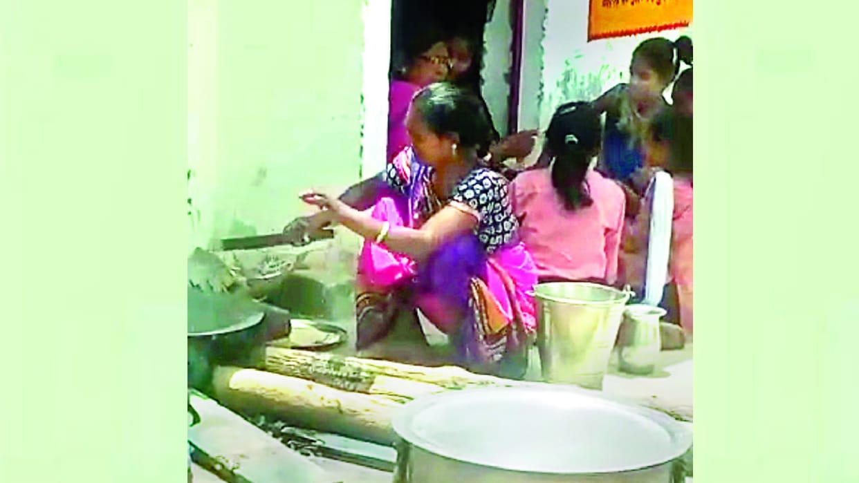 Video Viral: After leaving studies, the girls making mid-day meals cooked, the Block Education Officer said - sending reports against the teacher to BSA