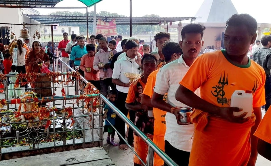 Crowds of devotees gathered in temples and pagodas on the first Monday of Sawan