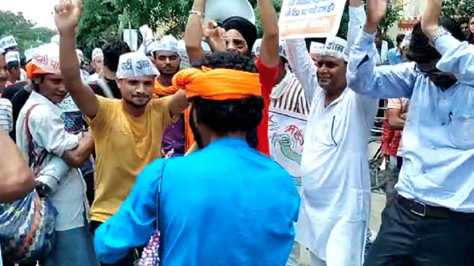 Shahjahanpur AAP workers protest against inflation by playing a lute clashes with police