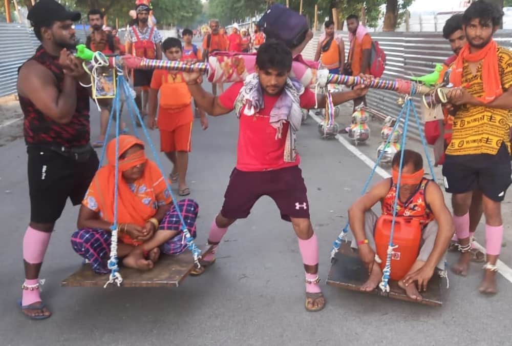 Kanwar Yatra 2022: Ghaziabad Youth reached haridwar after bring parents in kanwar on his shoulder