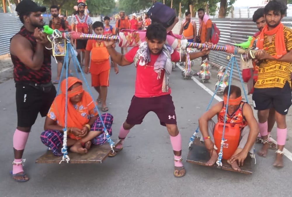 Kanwar Yatra 2022: Ghaziabad Youth reached haridwar after bring parents in kanwar on his shoulder