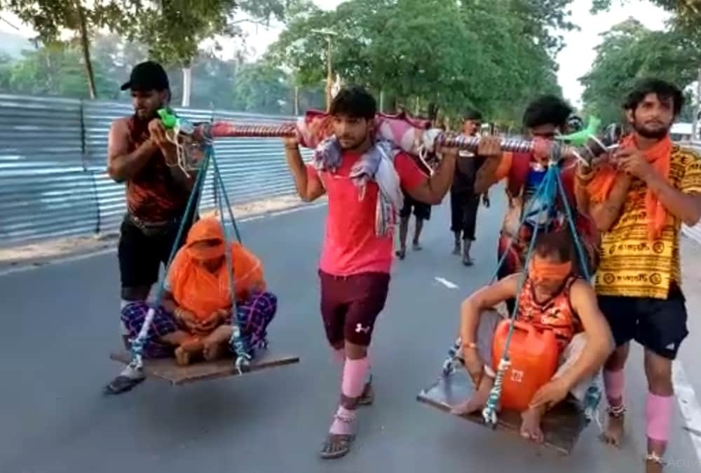 Kanwar Yatra 2022: Ghaziabad Youth reached haridwar after bring parents in kanwar on his shoulder