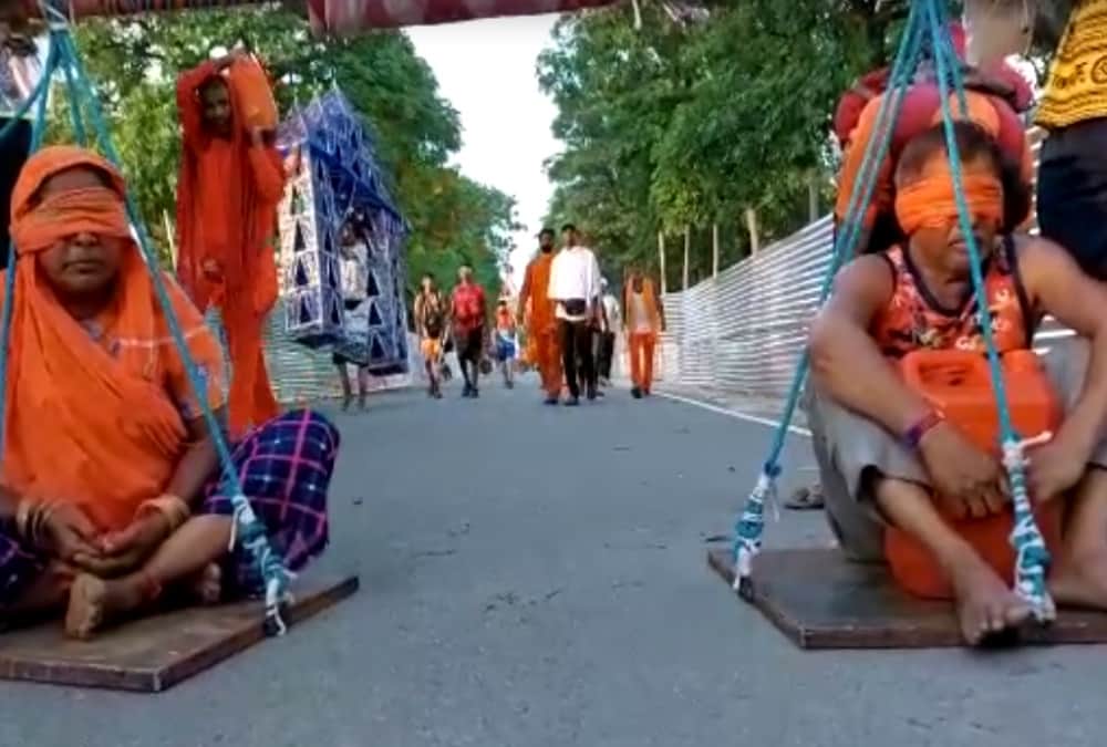 Kanwar Yatra 2022: Ghaziabad Youth reached haridwar after bring parents in kanwar on his shoulder