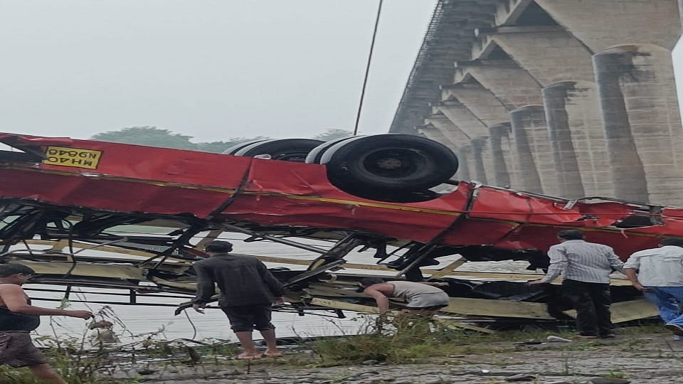 Madhya Pradesh Indore Pune Bus Accident on Narmada River Bridge Many People Dead News in Hindi
