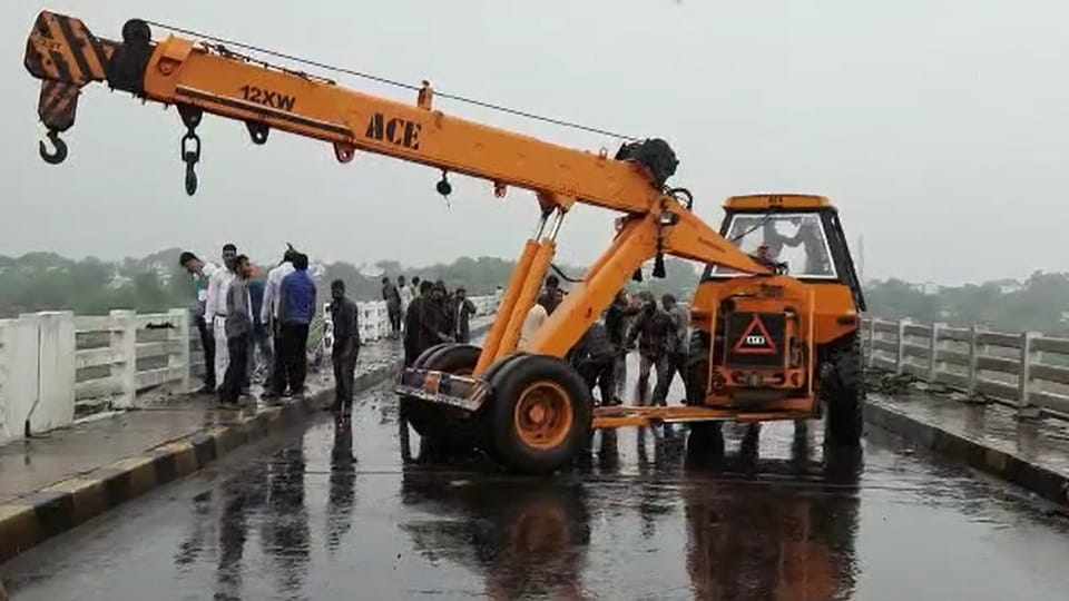 Madhya Pradesh Indore Pune Bus Accident on Narmada River Bridge Many People Dead News in Hindi