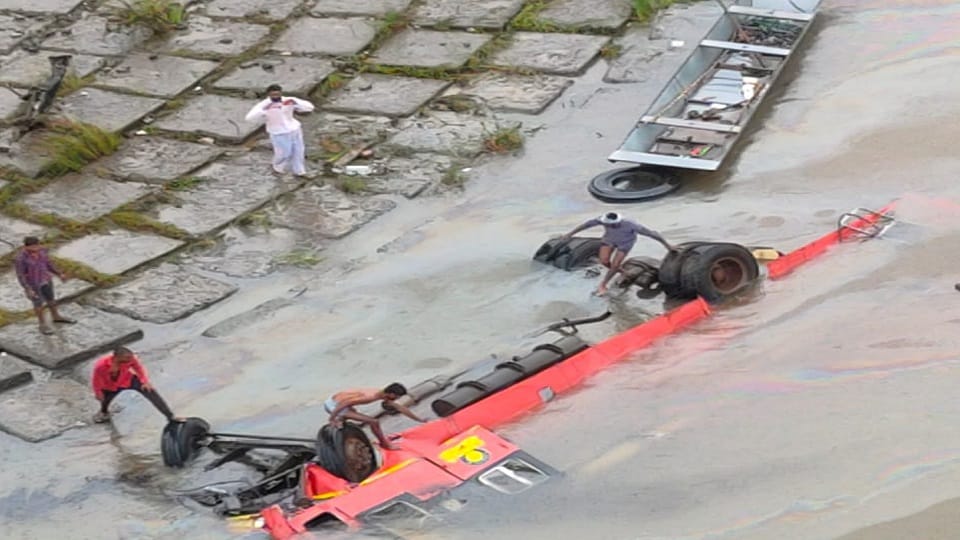 Madhya Pradesh Indore Pune Bus Accident on Narmada River Bridge Many People Dead News in Hindi