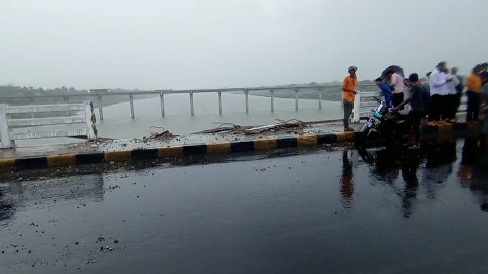 Madhya Pradesh Indore Pune Bus Accident on Narmada River Bridge Many People Dead News in Hindi
