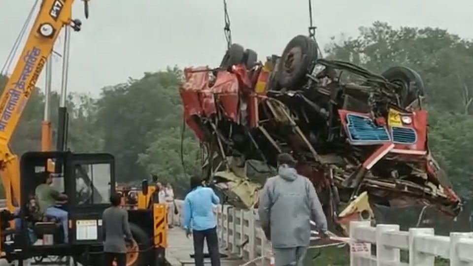 Madhya Pradesh Indore Pune Bus Accident on Narmada River Bridge Many People Dead News in Hindi