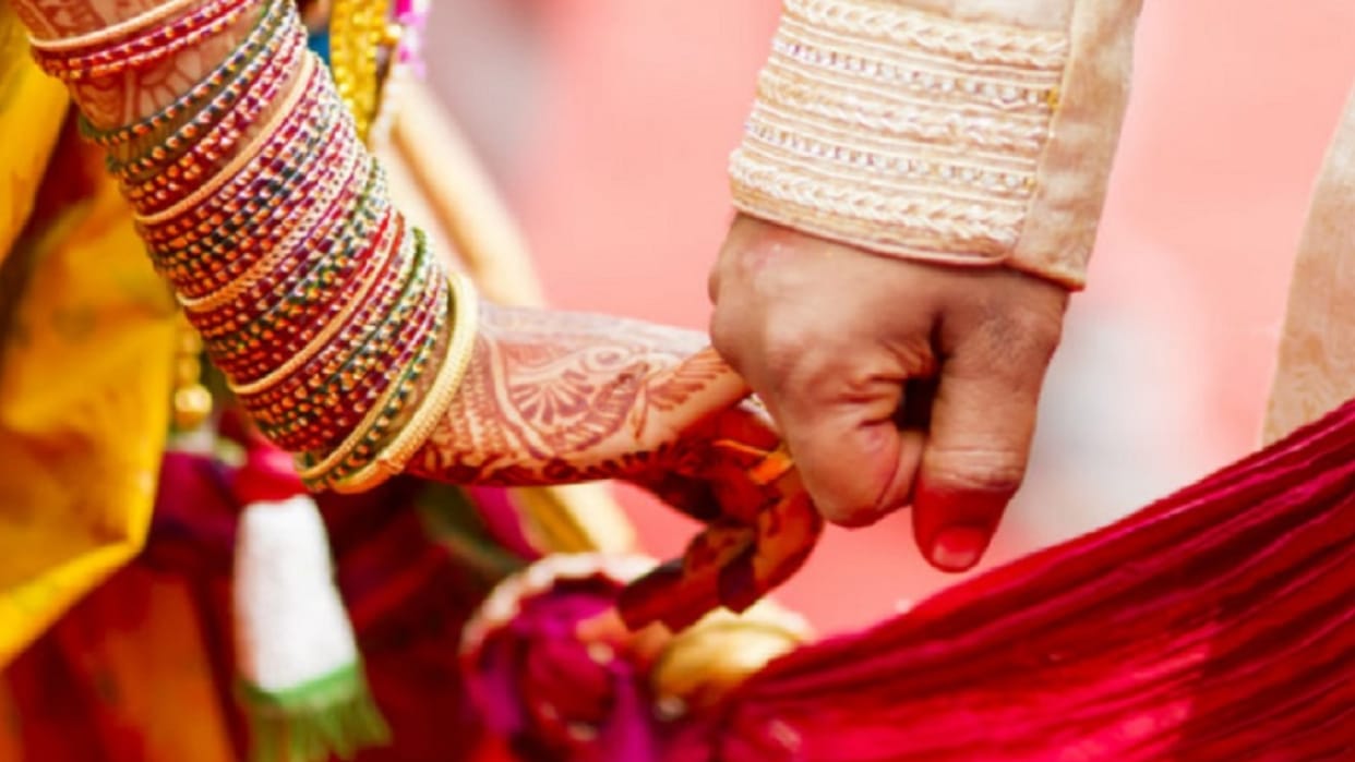 UP : Woman of Muzaffarnagar has left  her four children and husband in love of young man