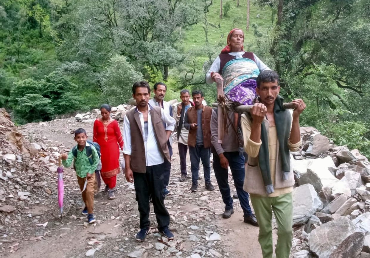 Uttarkashi News: villagers took sick women on shoulder and walk eight kilometres for admit in hospital