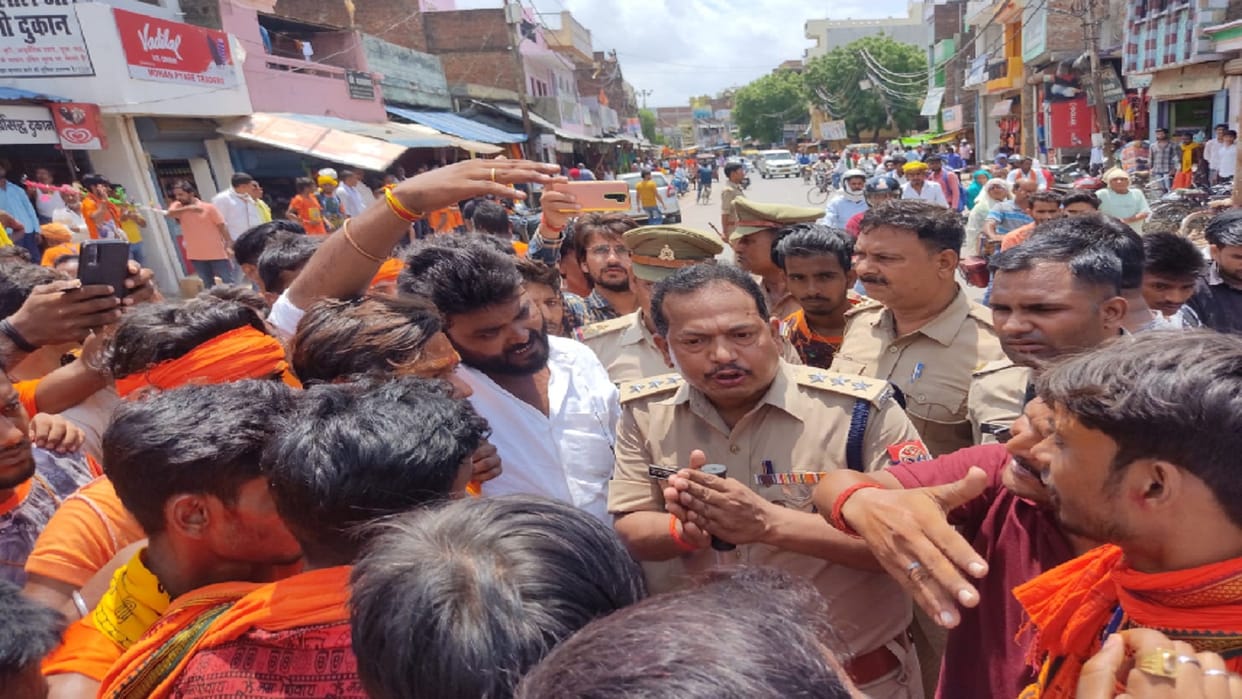 After the collision with the vehicle, the kanwadiya created a ruckus, vandalized, jammed and beat up the salesman.