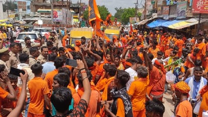 After the collision with the vehicle, the kanwadiya created a ruckus, vandalized, jammed and beat up the salesman.