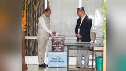 मतदान करते सीएम जयराम ठाकुर।