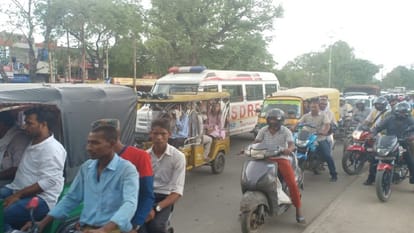 Shravan month 2022: On the first Monday of Sawan, the traffic system collapsed on Prayagraj-Varanasi highway.