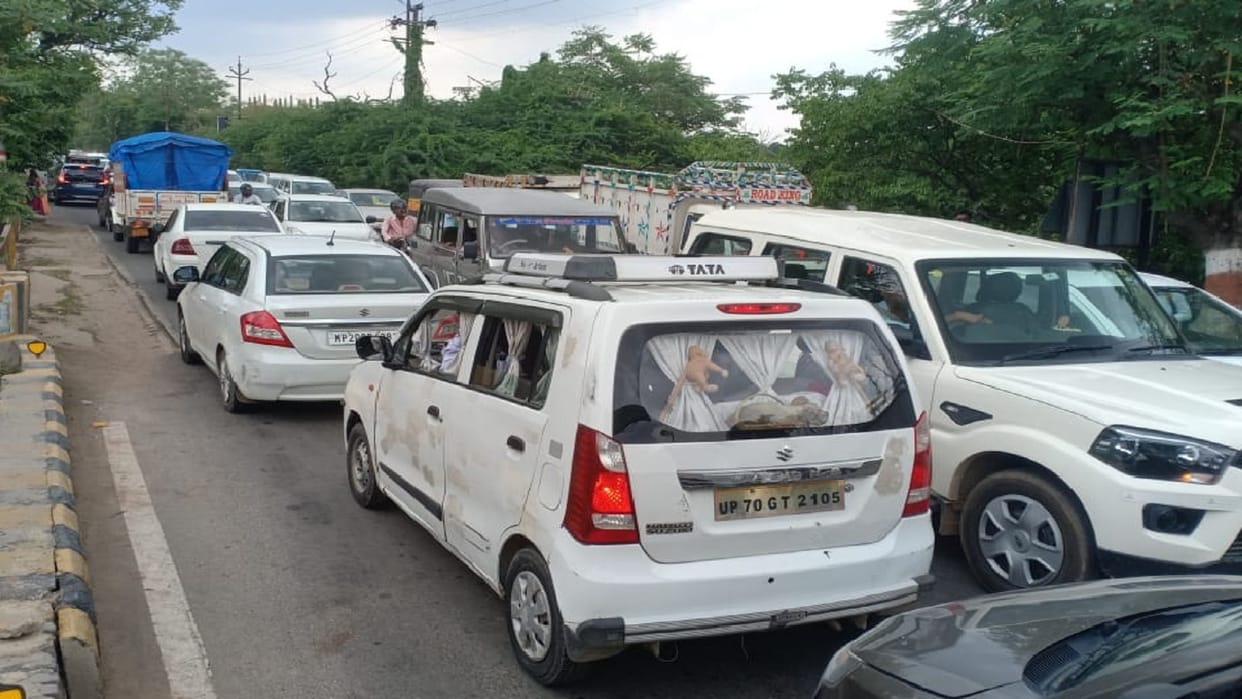Shravan month 2022: On the first Monday of Sawan, the traffic system collapsed on Prayagraj-Varanasi highway.
