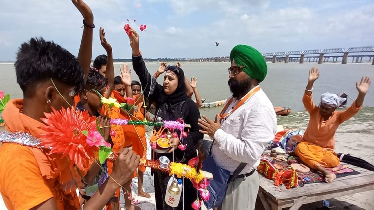 Prayagraj: Minorities showered flowers on Kanwariyas who came to collect Ganga water in Daraganj