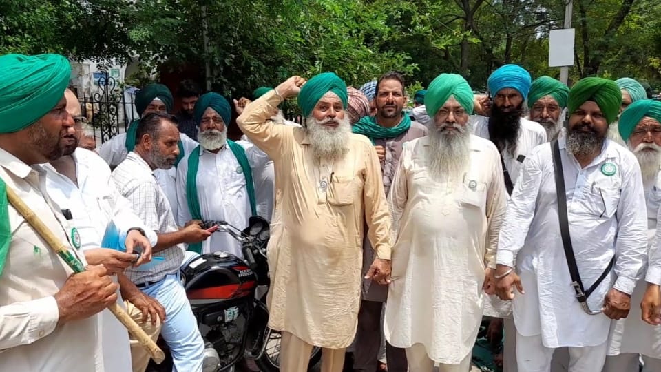 Farmers protest outside Faridkot mini secreatriat