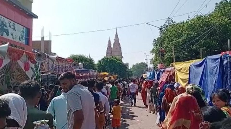 Sawan Somwar 2022: devotees gathered for jalabhishek of lord shiva in agra