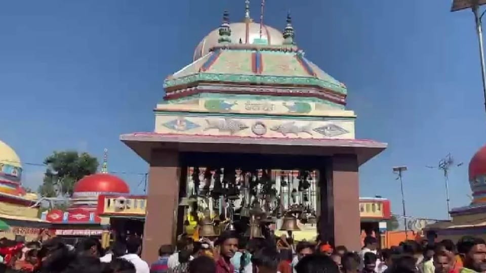 Stampede in Siwan on first Sawan Monday, two women killed in Mahendranath Dham temple