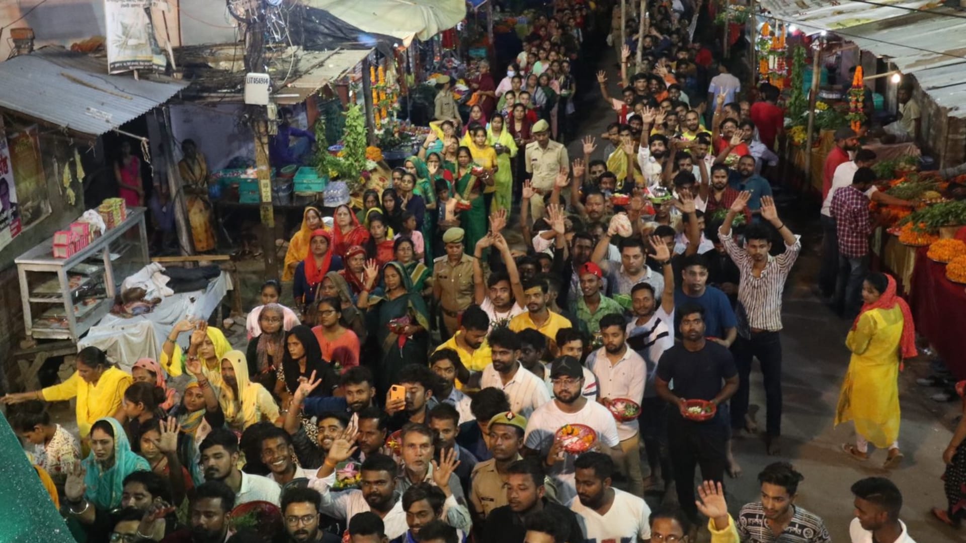 People offer prayer first monday of savan 2022.