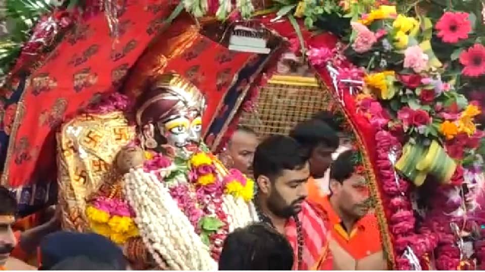 Ujjain Mahakal Sawari: After two years, King Mahakal came out of the traditional route, welcomed with flowers everywhere
