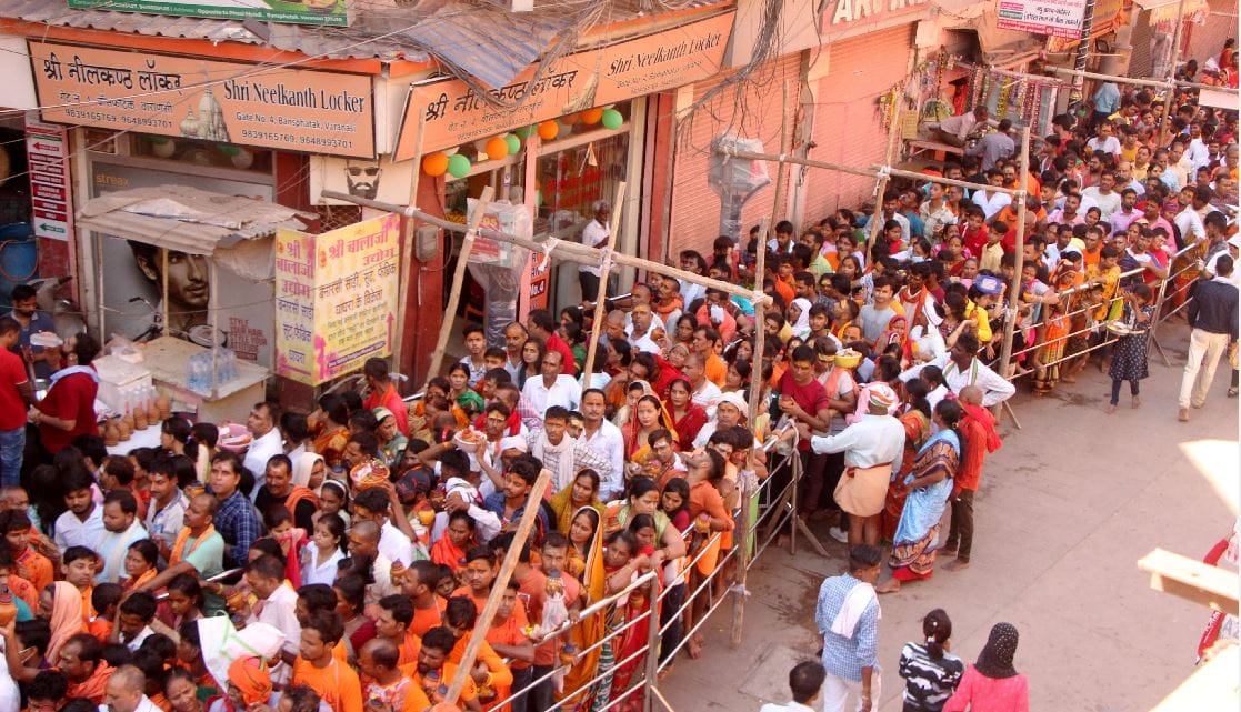 Sawan 2022 First Monday Kashi Vishwanath Dham Varanasi  turned saffron har har mahadev chants