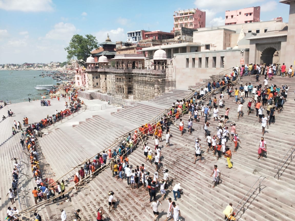 Sawan 2022 First Monday Kashi Vishwanath Dham Varanasi  turned saffron har har mahadev chants