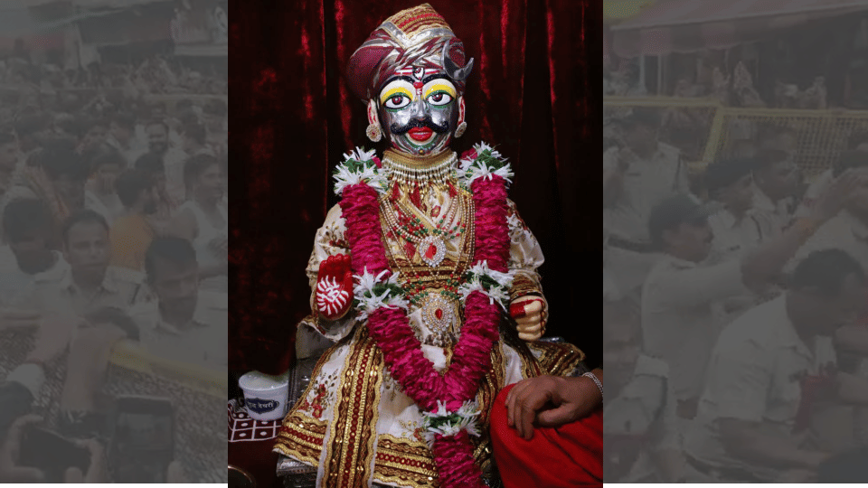 Ujjain Mahakal Sawari: After two years, King Mahakal came out of the traditional route, welcomed with flowers everywhere