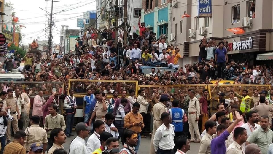Ujjain Mahakal Sawari: After two years, King Mahakal came out of the traditional route, welcomed with flowers everywhere