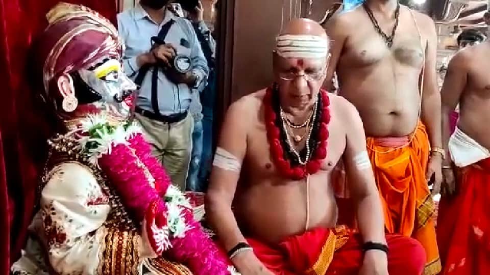 Ujjain Mahakal Sawari: After two years, King Mahakal came out of the traditional route, welcomed with flowers everywhere