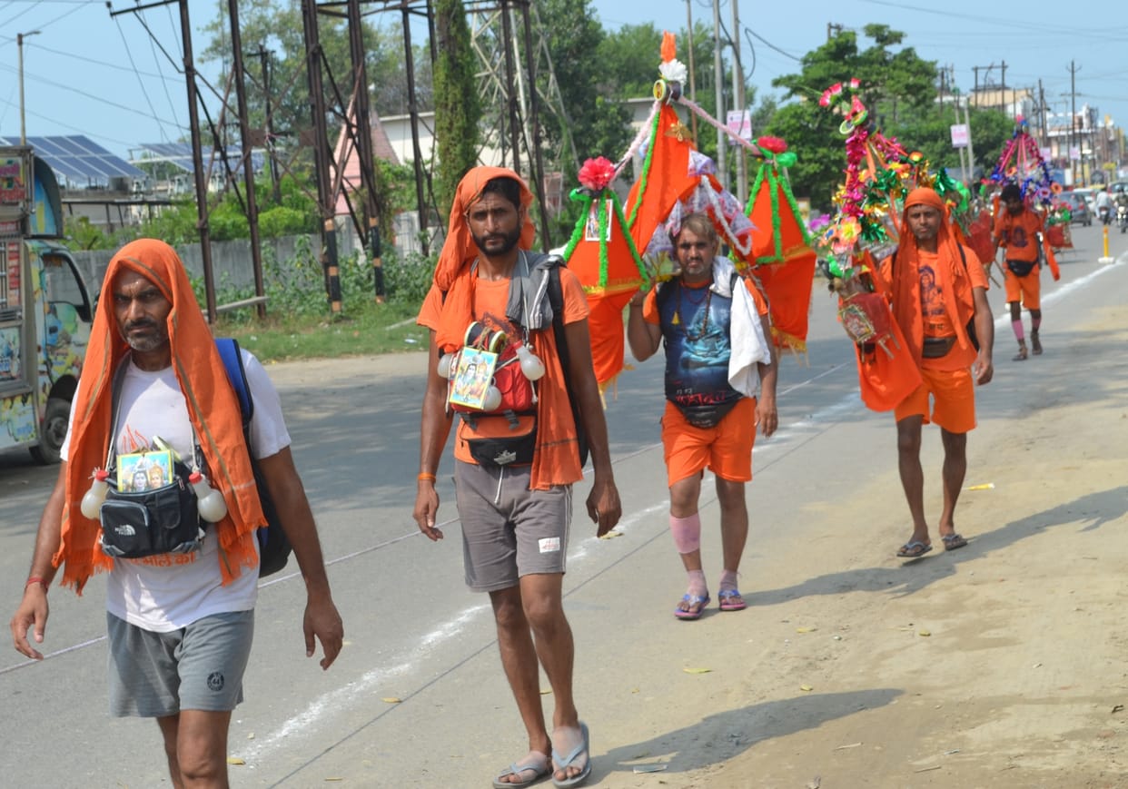 Kanwariyas marching towards the destination with the shout of Bol Bam