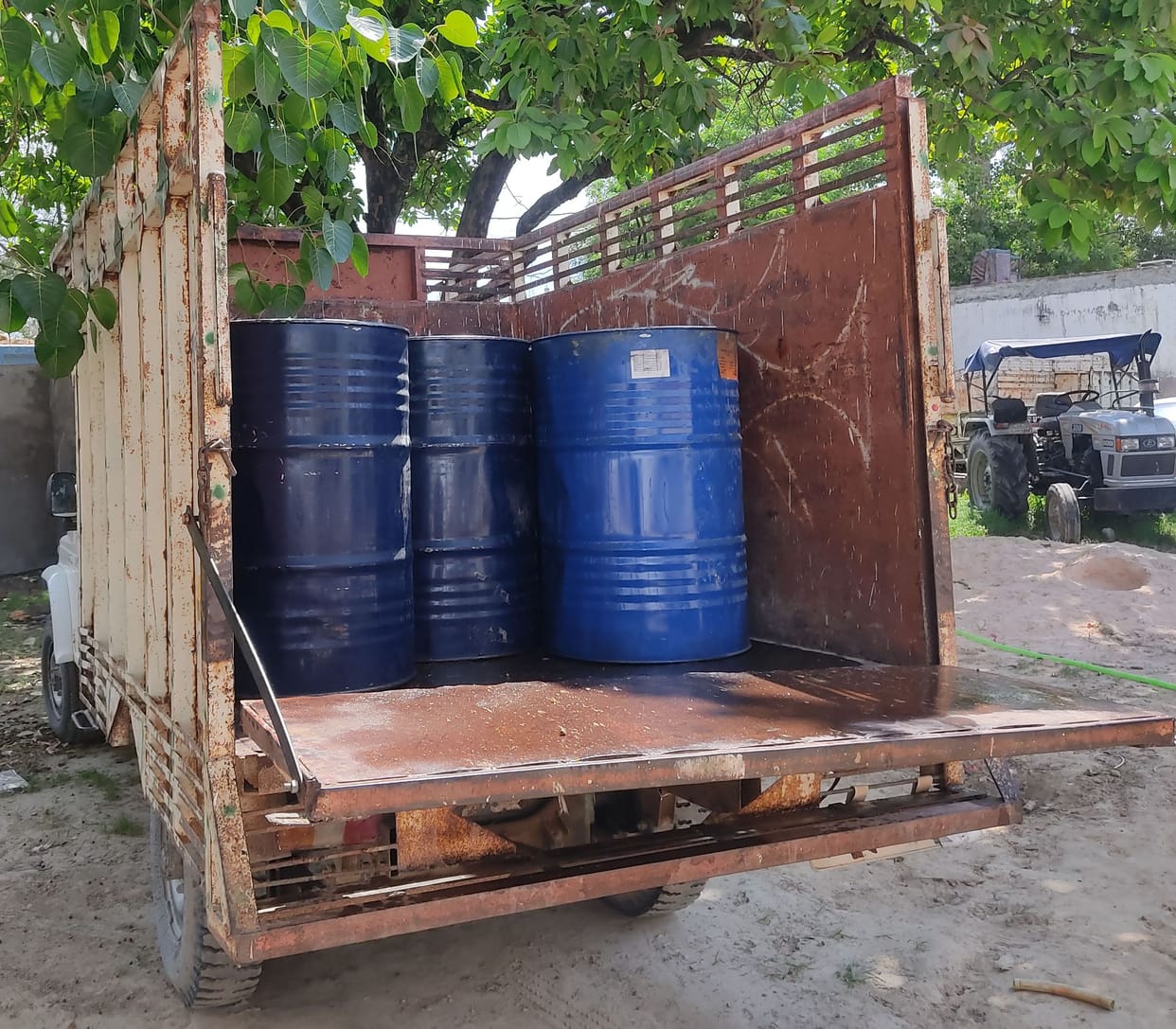 Kanpur dehat : 11 drum diesel caught in Aunaha market, police detained two youths