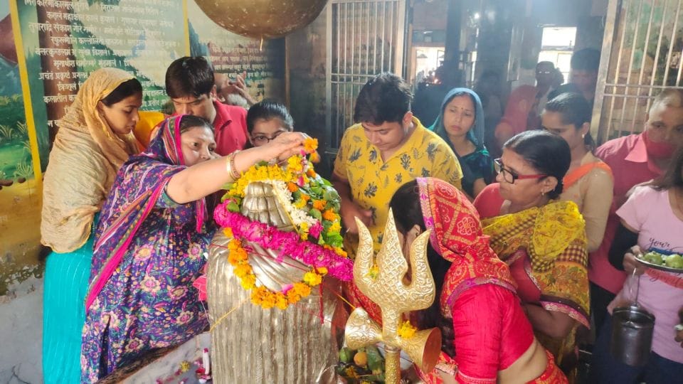Sawan Somwar 2022: devotees gathered for jalabhishek of lord shiva in agra